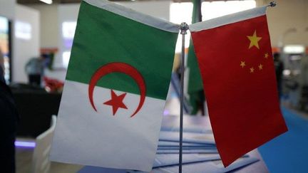 Drapeaux algérien et chinois lors de la Foire internationale d'Alger en 2018. (Billal Bensalem / NurPhoto)