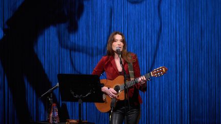 Carla Bruni en concert &agrave; Saint-P&eacute;tersbourg (Russie), le 4 juin 2014. (ALEXEI DANICHEV / RIA NOVOSTI / AFP)