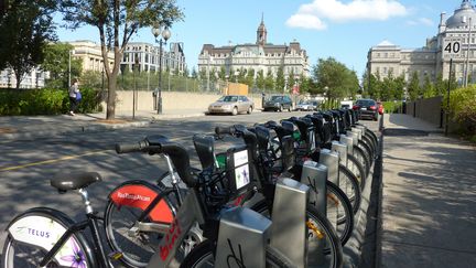 A Montréal, le vélo l'a emporté sur la trottinette, interdite depuis 2020, quelques mois à peine après son introduction. (GUILLAUME LAVALLEE / AFP)