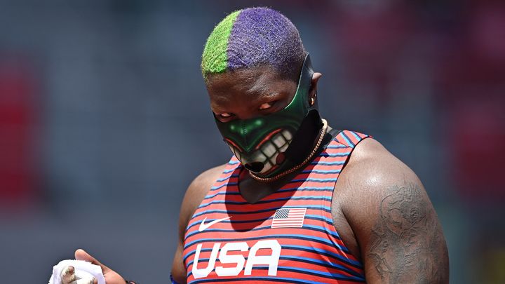 Raven Saunders lors de la finale du lancer de poids aux JO de Tokyo, le 1er août 2021. (BEN STANSALL / AFP)