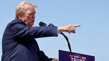 Donald Trump, candidat républicain à la présidentielle américaine, e lors d'une conférence de presse depuis son complexe de golf, en banlieue de Los Angeles (Californie, Etats-Unis), le 13 septembre 2024. (MARIO TAMA / GETTY IMAGES NORTH AMERICA / AFP)