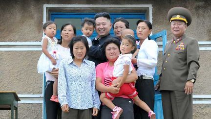 Le leader nord-cor&eacute;en Kim Jong Un (C) pose aux c&ocirc;t&eacute;s d'une famille visiblement terrifi&eacute;e par l'exercice, Cor&eacute;e du Nord, le 19 ao&ucirc;t 2012. (CHINE NOUVELLE / SIPA)