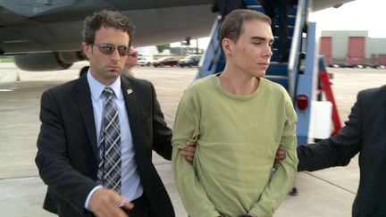 Arriv&eacute;e de Luka Rocco Magnotta &agrave; l'a&eacute;roport de Montr&eacute;al (Canada), le 18 juin 2012. (REUTERS)