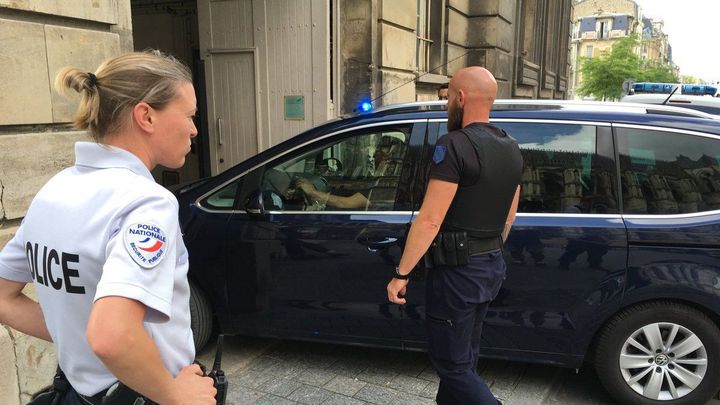 A. et O. arrivent au tribunal de grande instance de Reims, mercredi 6 juin.&nbsp; (Charles-Henry Boudet/France 3 Champagne-Ardenne)