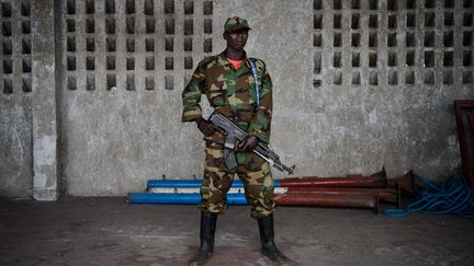 Un rebelle du M23 dans le stade de Goma, en RD Congo, le 21 novembre 2012. (PHIL MOORE / AFP)