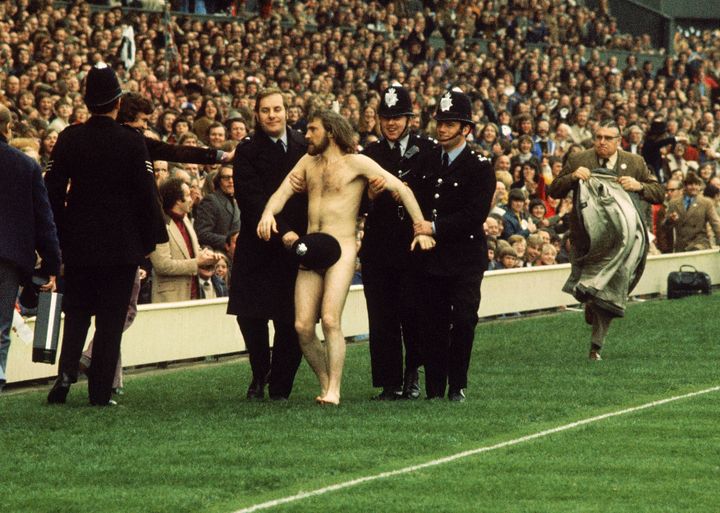 Le streaker Michael O'Brien arr&ecirc;t&eacute; lors d'un match du tournoi des V Nations Angleterre-France, en 1974. (TONY DUFFY / GETTY IMAGES)