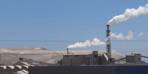 Sfax possède une tradition industrielle ancienne. Ici, la très polluante usine de la SIAP, une unité du traitement du phosphate construite en 1952, qui emploie aujourd'hui quelque 500 personnes. (FTV - Laurent Ribadeau Dumas)