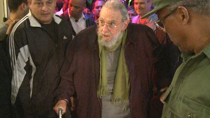 L'ancien pr&eacute;sident cubain Fidel Castro arrive &agrave; un vernissage &agrave; La Havane (Cuba), le 8 janvier 2014. C'est sa premi&egrave;re apparition publique depuis neuf mois. ( AFP)