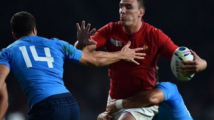 Le troisième ligne des Bleus, Louis Picamoles (en rouge), ici à la lutte face à Leonard Sarto, s'est illustré avec brio en faisant parler toute sa puissance et sa capacité à progresser dans la défense italienne... (GABRIEL BOUYS / AFP)