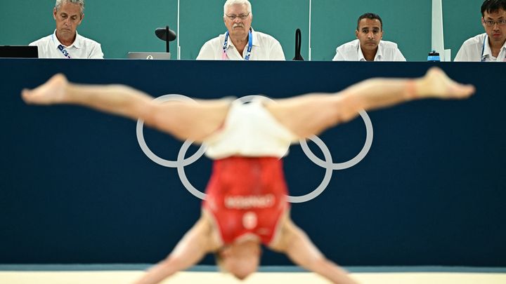 Juges lors de la finale olympique masculine de gymnastique au sol, le 29 juillet 2024, à Paris. (GABRIEL BOUYS / AFP)