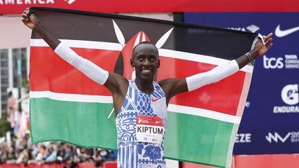 Le Kenyan Kelvin Kiptum après sa victoire sur le marathon de Chicago, le 8 octobre 2023. (KAMIL KRZACZYNSKI / AFP)