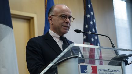 Le ministre de l'Int&eacute;rieur Bernard Cazeneuve &agrave; l'ambassade de Washington (Etats-Unis), le 19 f&eacute;vrier 2015. (NICHOLAS KAMM / AFP)