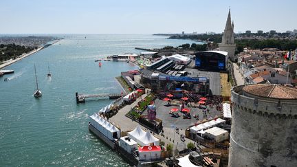 Vue aérienne de la scène principale des Francofolies de la Rochelle en 2018. (XAVIER LEOTY / AFP)