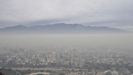 Vue de Santiago, dimanche 21 juin 2015, alors que la capitale chilienne est plong&eacute;e dans la pollution.&nbsp; (YURI CORTEZ / AFP)