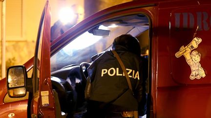 Un policier italien, dans le village de&nbsp;Pianopoli, le 7 mai 2015. (ALESSANDRO BIANCHI / REUTERS / X90015)