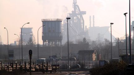 Les hauts-fourneaux du site ArcelorMittal de Florange (Moselle), avec les voies ferr&eacute;es qui servent &agrave; l'approvisionnement du site, le 12 d&eacute;cembre 2012. ( MAXPPP)