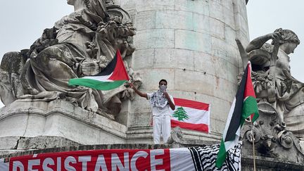 Des milliers de personnes se sont rassemblées mardi 15 octobre place de la Répulqiue à Paris en soutien aux Palestiniens et aux Libanais. Photo AFP (ESRA TASKIN / ANADOLU)