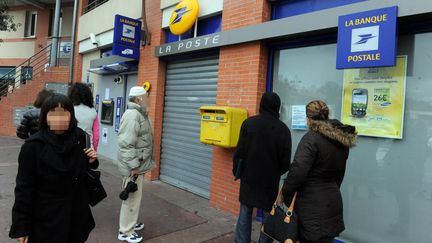 Le bureau&nbsp;de poste de Bellefontaine à Toulouse, en mars 2012, fermé au lendemain d'un braquage. (MAXPPP)