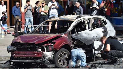 Le célèbre journaliste pro-occidental Pavel Cheremet a été tué dans le centre de Kiev, mercredi 20 juillet 2016, par l'explosion d'une bombe placée dans la voiture qu'il  conduisait. Pavel Cheremet, originaire du Bélarus, mais possédant la nationalité russe, vivait depuis plusieurs années en Ukraine où il travaillait pour l'influent site d'information Ukraïnska Pravda et animait une émission matinale sur la radio Vesti. «La mort de Pavel Cheremet est une terrible tragédie», a déclaré sur Twitter le président ukrainien Petro Porochenko, assurant que «les coupables seront punis».

Pavel Cheremet est né au Bélarus, où il a travaillé pour la télévision nationale avant de quitter le pays à cause d'un conflit avec le régime du président Alexandre Loukachenko. Il a ensuite travaillé pour une chaîne de télévision publique russe, OTR,  avant de démissionner en 2014 en protestation contre la couverture des évènements ukrainiens par la chaîne.
Installé depuis plusieurs années en Ukraine, il était un responsable du site Ukraïnska Pravda, dont le fondateur Guéorgui Gongadzé a été assassiné en  2000, sans que son meurtre ne soit jamais élucidé.  (Sergei SUPINSKY / AFP)