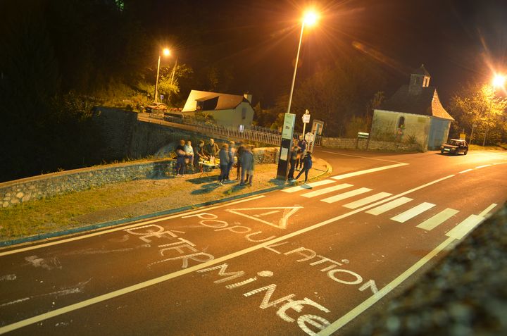 Des opposants à la réintroduction de l'ours surveillent la RN134, le 28 septembre à Sarrance (Pyrénées-Atlantiques). (THOMAS BAIETTO / FRANCEINFO)