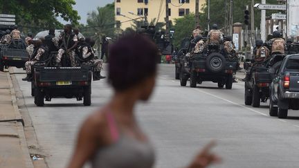 Les mutins ont pris l'habitude de tirer en l'air pour montrer leur mécontentement et effrayer la population civile. Dans la capitale économique Abidjan, de nombreux tirs étaient audibles en provenance des deux camps militaires d'Akouedo (est), formant la plus grande caserne du pays. Le lycée français Blaise Pascal qui se trouve non loin de la zone a été fermé.
 
Les mutins réclament les reliquats des primes promises par le gouvernement après les mutineries de janvier qui ont ébranlé le pays. A l'époque, ils avaient demandé 12 millions de francs CFA de primes (18.000 euros) pour chacun d'eux (des sommes importantes pour le pays), et obtenu le versement dès janvier de 5 millions (7.500 euros). Les 7 millions restants devaient être versés par tranche à partir de mai.

Le 11 mai 2017, un représentant de soldats avait annoncé renoncer aux revendications financières, lors d'une cérémonie en présence du président ivoirien Alassane Ouattara et d'autres soldats, qui se voulait un point final à la protestation des forces de sécurité. Loin d'apaiser la situation, cette cérémonie a déclenché un nouveau mouvement d'humeur dans ce pays d'Afrique de l'Ouest durement touché par l'effondrement des cours du cacao, vital pour son économie et dont il est le premier producteur mondial. (ISSOUF SANOGO / AFP)