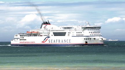 Un navire de la compagnie de ferries&nbsp;SeaFrance, pr&egrave;s de Calais (Pas-de-Calais), le 21 juillet 2010. (DENIS CHARLET / AFP)