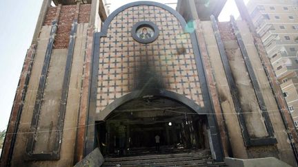 La façade de l'église copte Amba Moussa, incendiée en août 2013. (GIANLUIGI GUERCIA / AFP )