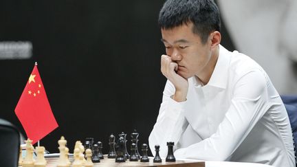 Le grand maître chinois Ding Liren participe à la première partie d'un match de 14 parties pour déterminer qui sera le nouveau 17e champion du monde d'échecs à Astana, le 9 avril 2023. (AFP)