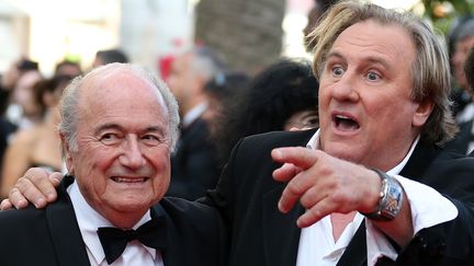 Sepp Blatter, le pr&eacute;sident de la Fifa, et G&eacute;rard Depardieu, &agrave; la pr&eacute;sentation de "United Passions" &agrave; Cannes, le 18 mai 2014. (LOIC VENANCE / AFP)