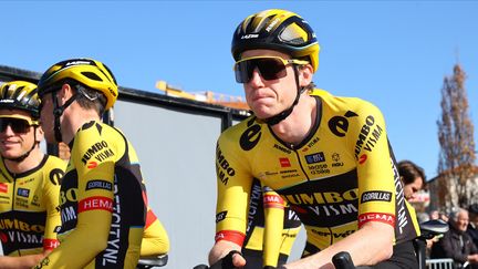 Nathan van Hooydonck au départ de la 5e étape du Paris-Nice, le 9 mars 2023. (DAVID PINTENS / AFP)