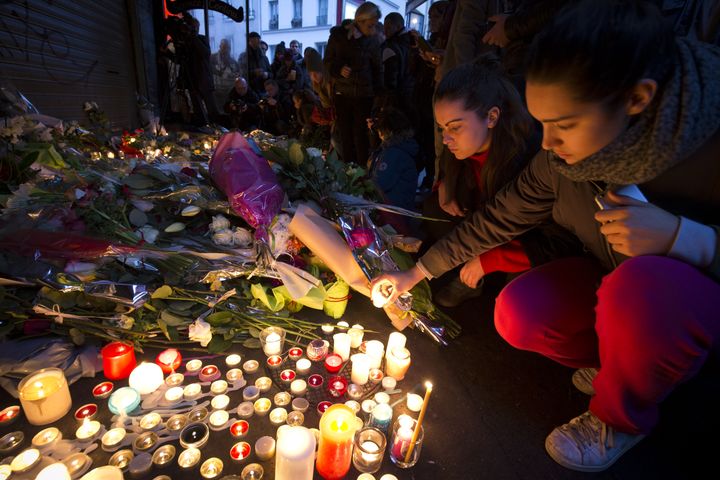 Emotion et recueil devant le café La Belle équipe, rue de Charonne, le 14 novembre 2015.&nbsp; (JOEL SAGET / AFP)