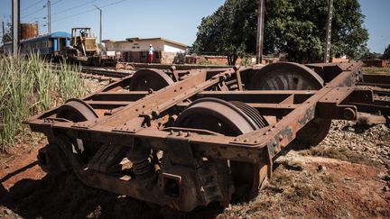 Roues de train abandonnées près d'une voie de chemin de fer en République démocratique du Congo (31 mai 2015)&nbsp; (FEDERICO SCOPPA / AFP)