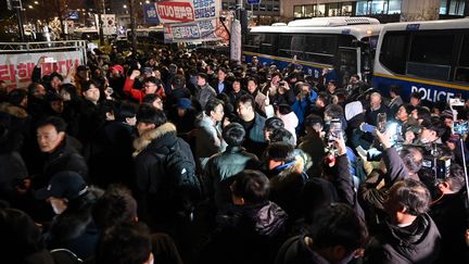 Des manifestants sont réunis devant l'Assemblée nationale à Séoul (Corée du Sud), dans la nuit du 3 au 4 décembre 2024, après la proclamation de la loi martiale par le président sud-coréen. (JUNG YEON-JE / AFP)