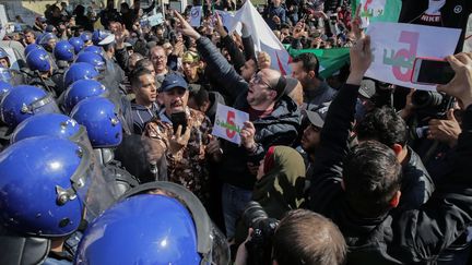 Des manifestants protestent contre la candidature d'Abdelaziz Bouteflika à un cinquième mandat de président de l'Algérie, le 22 février 2019 à Alger. (FAROUK BATICHE / DPA)