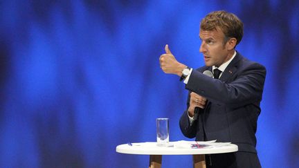 Emmanuel Macron fait des gestes s'exprime lors de la réunion sur l'économie de la mer à Nice, le 14 septembre 2021. (DANIEL COLE / AFP)