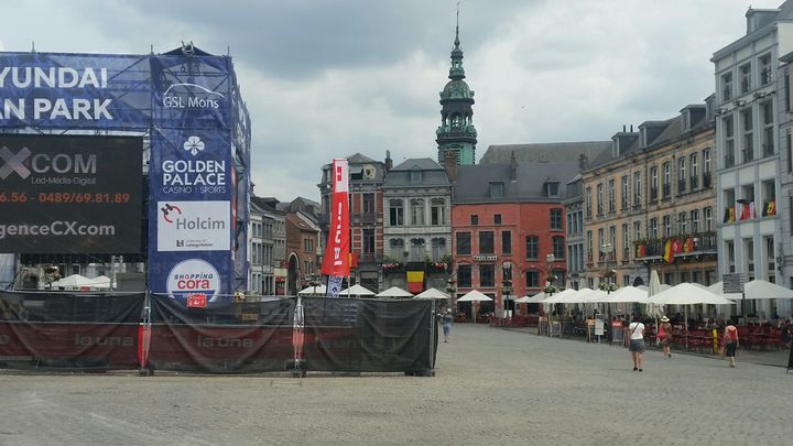 La fan zone sur la grand place de Mons, en Belgique. (PHILIPPE RANDÉ / RADIOFRANCE)