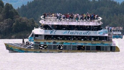 Le bateau de tourisme "Almirante", juste avant son naufrage, dimanche 25 juin 2017,&nbsp;sur un lac du nord-ouest de la Colombie.&nbsp; (JUAN QUIROZ / AFP)