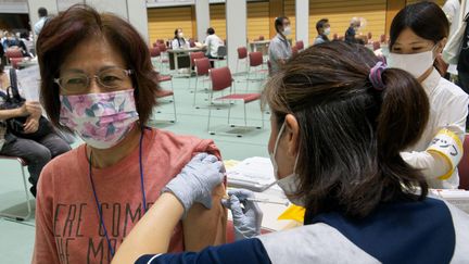 Une japonaise se fait vacciner contre le Covid-19 à Okinawa, le 23 juin 2021. (KEIZO MORI / MAXPPP)