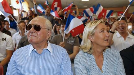 La pr&eacute;sidente du Front national Marine Le Pen et l'ancien leader d'extr&ecirc;me droite son p&egrave;re Jean-Marie Le Pen assiste au congr&egrave;s des jeunes du FN &nbsp;le 7 septembre 2014, &agrave; Frejus (Var).&nbsp; (VALERY HACHE / AFP)