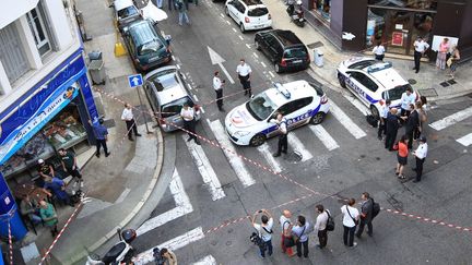 Des policiers sur les lieux o&ugrave; le braqueur a &eacute;t&eacute; tu&eacute;, le 11 septembre 2013 &agrave; Nice (Alpes maritimes). (JEAN CHRISTOPHE MAGNENET / AFP)