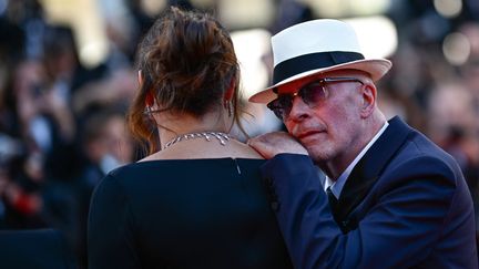 Un moment de complicité.  Jacques Audiard s'appuie sur le dos de l'actrice transgenre espagnole Carla Sofia Gascón, le 18 mai.  Cette année, le réalisateur réalise un film sur les trafiquants de drogue, neuf ans après avoir reçu la Palme d'Or "Diban"en 2015. (LOIC VENANCE / AFP)