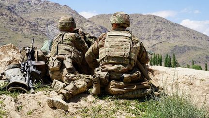 Des soldats américains observent le terrain lors d'une visite du commandant des forces américaines et de l'Otan en Afghanistan, le 6 juin 2019, dans le district de Nerkh. (THOMAS WATKINS / AFP)