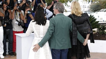 Devant les photographes, le 15 mai 2015, le r&eacute;alisateur&nbsp;Todd Haynes a la main &agrave; peine baladeuse... (MAXPPP)