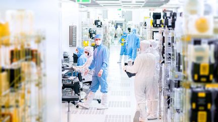 Une salle blanche&nbsp;du CEA LETI de Grenoble où sont conçus les puces. (Andréa AUBERT/CEA)