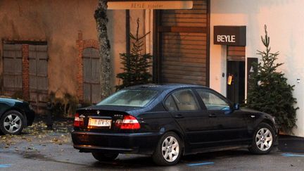 Une voiture gar&eacute;e devant la bijouterie o&ugrave; est mort un braqueur, abattu par le commer&ccedil;ant qu'il tentait de voler, &agrave; S&eacute;zanne (Marne), vendredi 29 novembre 2013. (ALAIN JULIEN / AFP)