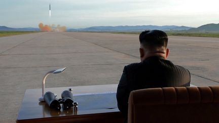 Le dirigeant nord-coréen Kim Jong-un assiste à un tir d'essai de missile, en 2017. (KCNA / REUTERS)