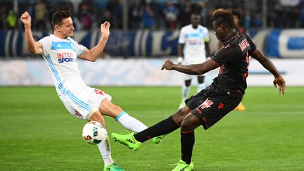 Florian Thauvin et Mario Balotelli (BORIS HORVAT / AFP)