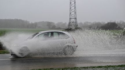 Une voiture traverse une route inondée à Joué-sur-Erdre (Loire-Atlantique), le 2 janvier 2024. (ESTELLE RUIZ / HANS LUCAS / AFP)