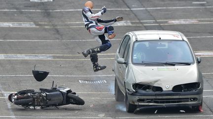 Simulation d'un accident entre une voiture et un scooter au Mans (Sarthe), le 15 octobre 2015. (JEAN-FRANCOIS MONIER / AFP)