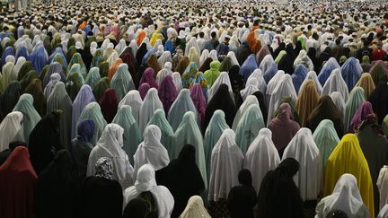 Des musulmanes le 15 novembre 2009 dans la grande mosquée de La Mecque (Arabie saoudite). (MAHMUD HAMS / AFP)